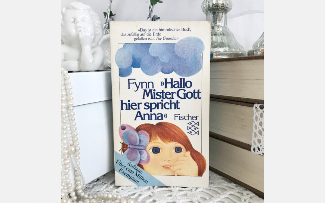 Cover des Romans "Hallo Mister Gott hier spricht Anna" fotografiert im Shabby-Chic-Look mit silbernen Kerzenleuchtern
